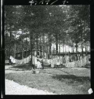 Arbeitsmaid des Reichsarbeitsdienstes beim Aufhängen der Wäsche in einem Arbeitslager in Tirol