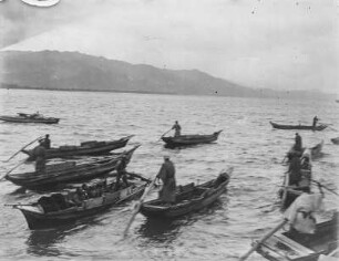 Sampan : Männer auf kleinen Fischerbooten