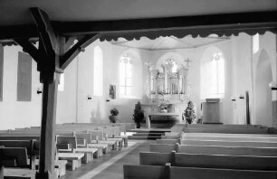 Betberg: Evangelische Kirche nach der Renovierung; innen; Altar und Orgel im Chor