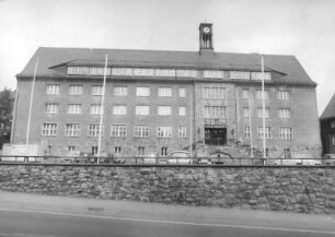 Altenberg, Platz des Bergmanns (Markt) 2. Rathaus (Verwaltungsgebäude des ehem. VEB ZInnerz). Straßenfront