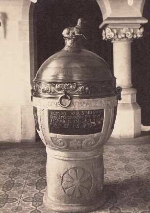 Taufstein mit neuem Deckel
