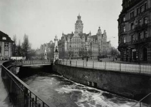 Leipzig, Neues Rathaus : Leipzig. Neues Rathaus. Ansicht von Südwesten über die Pleiße mit Tauchnitz-Brücke und Obelisken