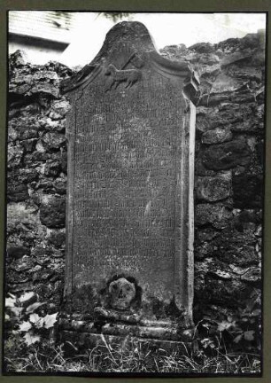 alter Friedhof. Grabstein der Fam. Löw, 18 Jh.