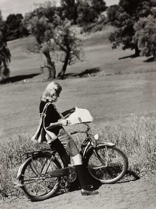 Modeaufnahme, Modell Peggy Lloyd Fahrrad fahrend (für Yardley)