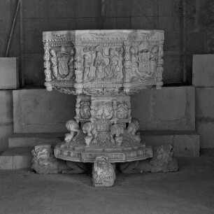 Taufbecken mit Reliefszenen zur Taufe Christi