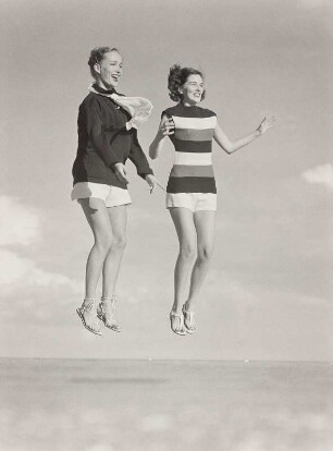 Modeaufnahme, Modelle Eunice Sherman und Theo Graham (Mademoiselle)