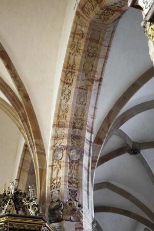 Reliefs am Arkadenbogen