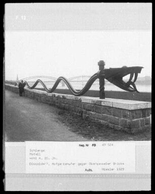 Düsseldorf, Hochwasserschlange : Düsseldorf. Hofgartenufer gegen Oberkasseler Brücke. Schlange (Metall)