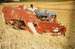 Fotografie: Erntetechnik, Mähdrescher gezogen