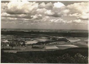 Lausitzer Bergland. Blick vom Löbauer Berg nach Norden in die Ebene. Rechts Straße nach Görlitz (wichtigste Straßenverbindung von Sachsen nach Schlesien)