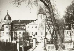 Hermsdorf, Schloss, Haupteingangsseite von Süden mit Parktor