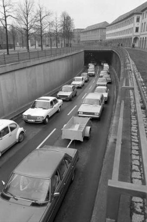 Verkehrsstau am Schlossplatz im Zusammenhang mit Gasleitungsreparaturarbeiten in der Waldstraße
