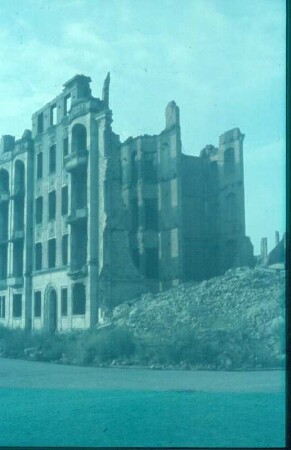 Dresden. Ruine eines Wohnhauses. Blick über die beräumte Straße