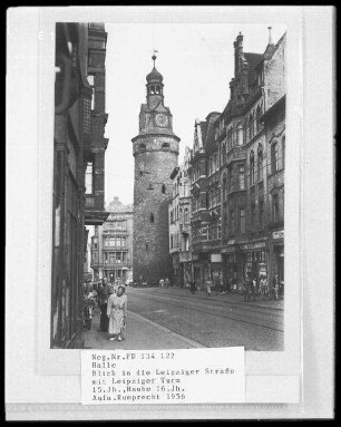 Halle (Saale), Blick in die Leipziger Straße mit Leipziger Turm