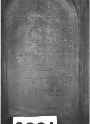 Grabstein 600 (Index: 99900699) Material: Sandstein Zustand: stark verwittert Maße HxBxT: 142x52x19 cm Beschreibung: aufgesockelte Stele mit Spitzbogenabschluss, Schriftfeld oben umrahmt von Maßwerk, im Medaillon im Bogenfeld Blüte Symbolik: Blüte: Grabstein 600A