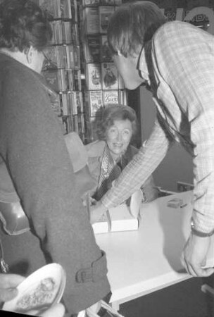 Signierstunde der Schriftstellerin Utta Danella in Karlsruhe