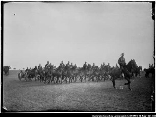 Besichtigung des Feld-Artillerie-Regiments Nr. 46 im Gelände Enthält: Platte 26, paradierende berittene Soldaten und Offiziere sowie mit Pferden bespannte Geschützlafetten