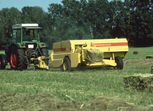 Fotografie: Heuernte, Ballenpresse, Hochdruckpresse, Schmalspurtraktor