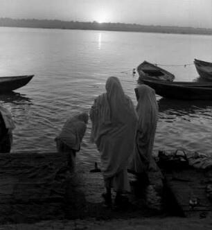 Drei Frauen am Ufer des Ganges bei Sonnenaufgang