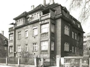 Dresden-Trachau, Burgsdorffstraße 14. Wohnhaus (1909). Straßenansicht mit Einfriedung