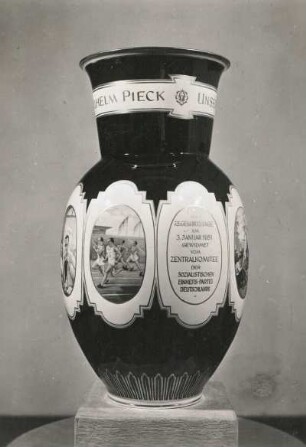 Schloßvase aus Meißner Porzellan (Malerei Gemeinschaftsarbeit), wohl 1950. Präsent zum 75.Geburtstag des Staatspräsidenten Wilhelm Pieck am 3. Januar 1951, überreicht vom ZK der SED der DDR