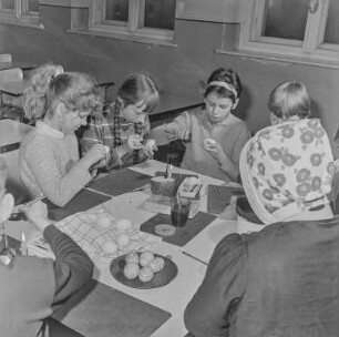 Eiermalen Trebendorf : Trebendorf. Schule. Kinder beim bemalen und verzieren von Eiern für das Osterfest
