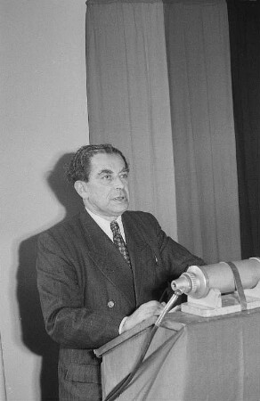Tagung der Volksbühne im Berliner Künstlerklub Möwe : Regisseur Hans Rodenberg während einer Rede