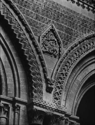 Bayeux, Kathedrale Notre-Dame, Relief in Zwickel der Langhausarkaden, zwei Phantasiewesen