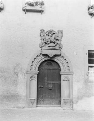 Portal am ehemaligen Rektorat : Portal am ehemaligen Rektorat mit dem Relief Relief von St. Georg