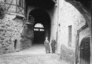 Meran: Mami und ich (Willy Pragher), im Toreingang