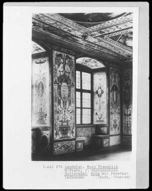 Grostesken und weitere dekorative Elemente der Fensterlaibung