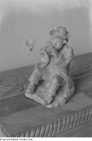 Eine geschnitzte Holzfigur in der Laienkunst-Ausstellung im Grassimuseum