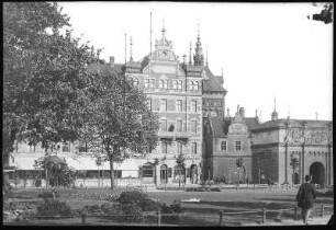 Danzig. Danziger Hof, Stockturm und Hohes Tor : Danzig. Danziger Hof (1899; Carl Gause), Stockturm und Hohes Tor (Hauptwache, 1586/1588; Willem van den Blocke). Ansicht mit Platzanlage für das 1903 erbaute Denkmal für Kaiser Wilhelm I.