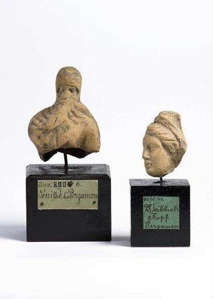Fragment einer pergamenischen Terrakotte: Verschleiertes Mädchen
