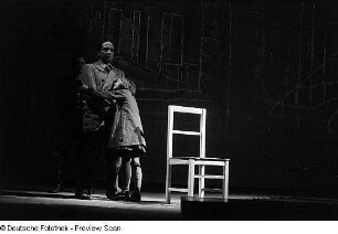 Szenenbilder aus dem Drama "Die Illegalen" von Günther Weisenborn am Hebbel-Theater Berlin