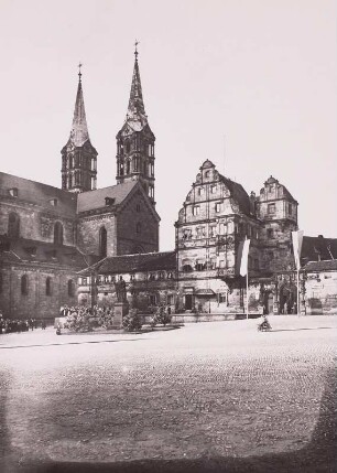 Bamberg, Karolinenplatz : Bamberg. Karolinenplatz. Blick nach Südwesten zum Ratsstubenbau der Alten Hofhaltung mit Eingangstor und Dom