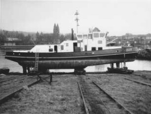 Eisbrecher auf der Helling auf Mosel