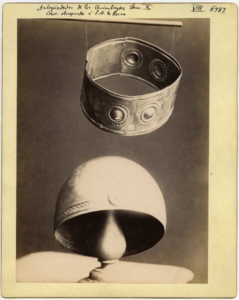 Casque et anneau en or de la collection obsequiada á S.M. la Reina Lam. X, Antigüedades de los Quimbayas