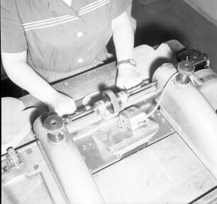 Roßwein. VEB Terra-Schuhfabrik. Schuhproduktion. Zuschneiden von Lederteilen