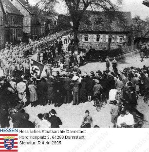 Reinheim, 1931 / Deutscher Tag in Reinheim / an Schaulustigen vorbei durch Reinheim marschierende Nationalsozialisten mit Hakenkreuzfahne, Gruppenaufnahme