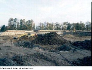Baustelle Sächsische Landesbibliothek - Staats- und Universitätsbibliothek Dresden, Zentralbibliothek. Erdbau, Tieflöffelbagger beim Aushub der Baugrube an der Nordseite. Blick zum Bürogebäude Zellescher Weg 17 : Dresden-Räcknitz, Zellescher Weg 18. Baustelle Sächsische Landesbibliothek - Staats- und Universitätsbibliothek Dresden, Zentralbibliothek. Erdbau, Tieflöffelbagger beim Aushub der Baugrube an der Nordseite. Blick zum Bürogebäude Zellescher Weg 17