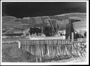 Staustufe Erlabrunn. Blick vom unterstromigen Krafthausufer auf die Wehranlage (Aufbau der Montagerüstung "M").