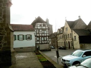 Stadtkirche-Kirchhof im Westen nach Süden gesehen mit Stadthäusern und Pfeifferturm