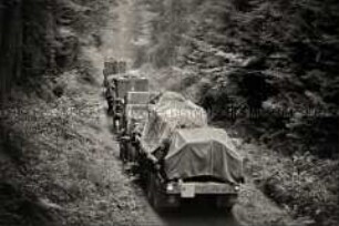 Ziviler Widerstand. Mutlangen 1983-1987: Protest gegen die atomare Mittelstreckenrakete Pershing II - Armeetransport der Pershing II durch den Wald