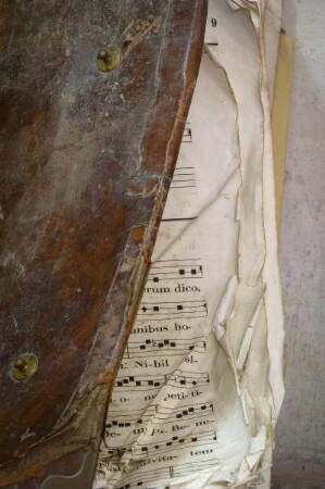 Frankreich. Basse Normandie. Manche. Sainte Marie du Mont. Kirche innen. Altes Gesangbuch. Detail