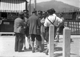 Oberammergau: wartende Dienstmänner, Hintergrund Zug