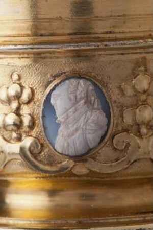 Kameo auf Deckelpokal mit zeitgenössischem weiblichem Brustbild, Ende 16. Jh.
