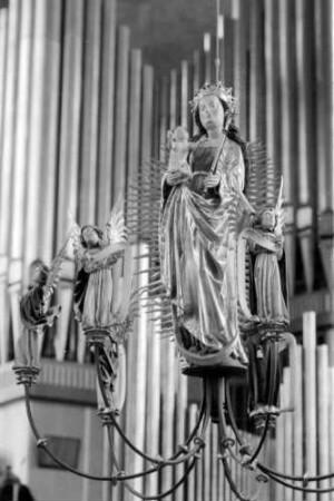 Wetzlar: Inneres des Domes, Madonna vor Orgel, hängend