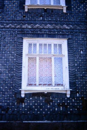 altes Fenster in Schieferfassade