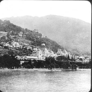 Montreux. Blick vom Genfersee zur Uferzone mit Villen und Hotels